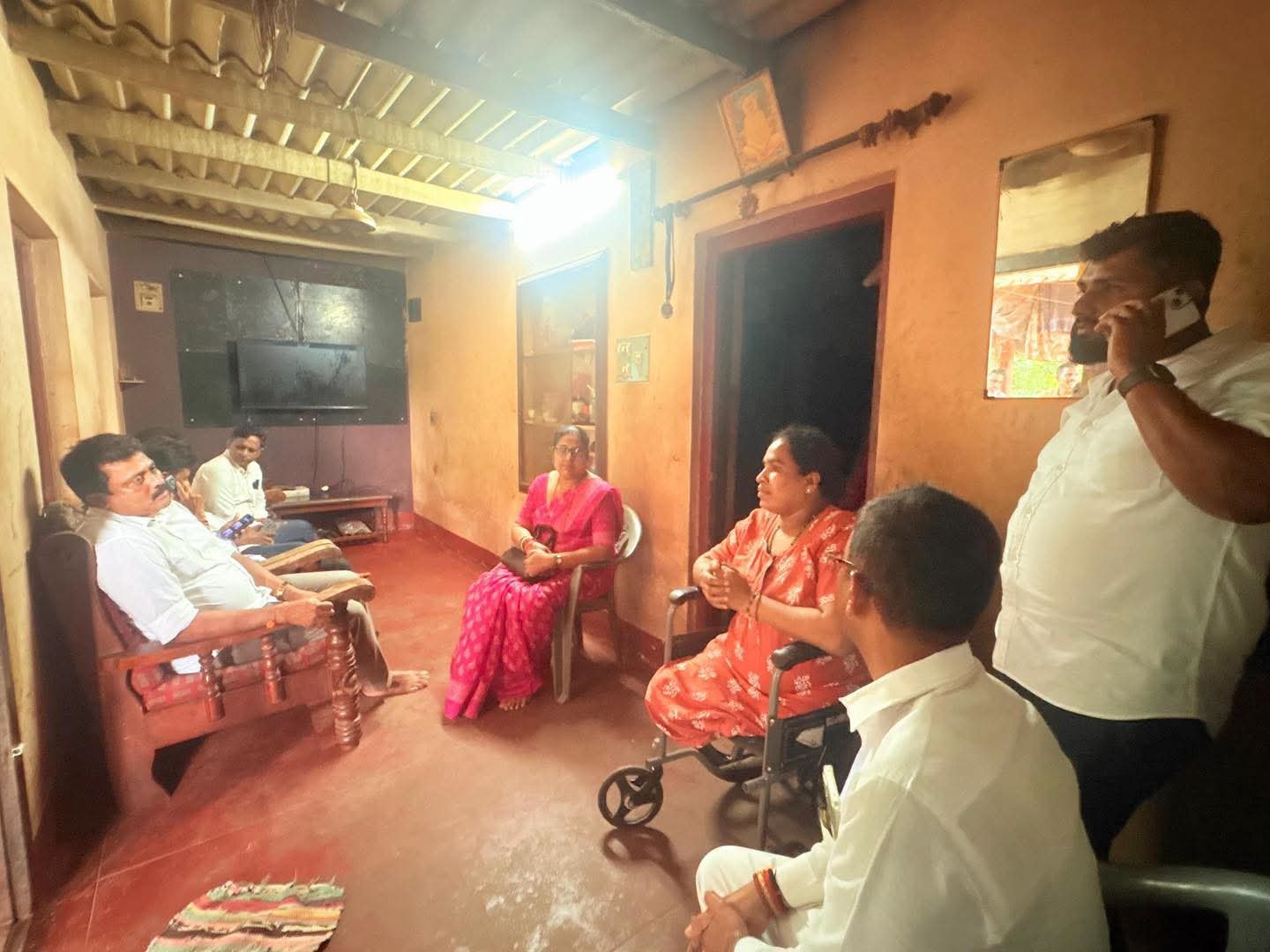 ​ಮಂಜನಾಡಿ ಗುಡ್ಡ ಕುಸಿತದ ಸಂತ್ರಸ್ತೆ ಶ್ರೀಮತಿ ಅಶ್ವಿನಿ ಮನೆಗೆ ಶಾಸಕ ಕಿಶೋರ್ ಕುಮಾರ್ ಭೇಟಿ: ಬದುಕಿಗೆ ಭರವಸೆಯ ಆಸರೆ