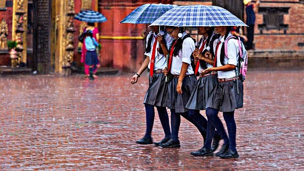 ಮುಂಗಾರು ಮಳೆ ಎಫೆಕ್ಟ್  : ಶಾಲಾ ಕಾಲೇಜುಗಳಿಗೆ ರಜೆ