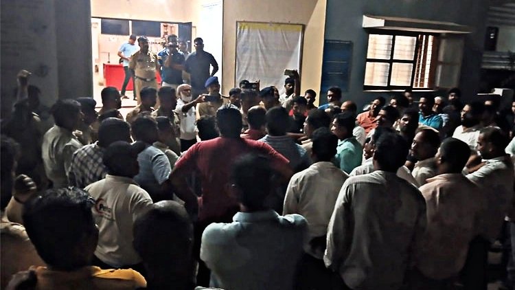 ಭಟ್ಕಳದಲ್ಲಿ ಹಿಂದೂ ಕಾರ್ಯಕರ್ತರ ಮೇಲೆ ಕೇಸ್ : ಪ್ರತಿಭಟನೆ, ಪೊಲೀಸ್ ಠಾಣೆಗೆ ಮುತ್ತಿಗೆ